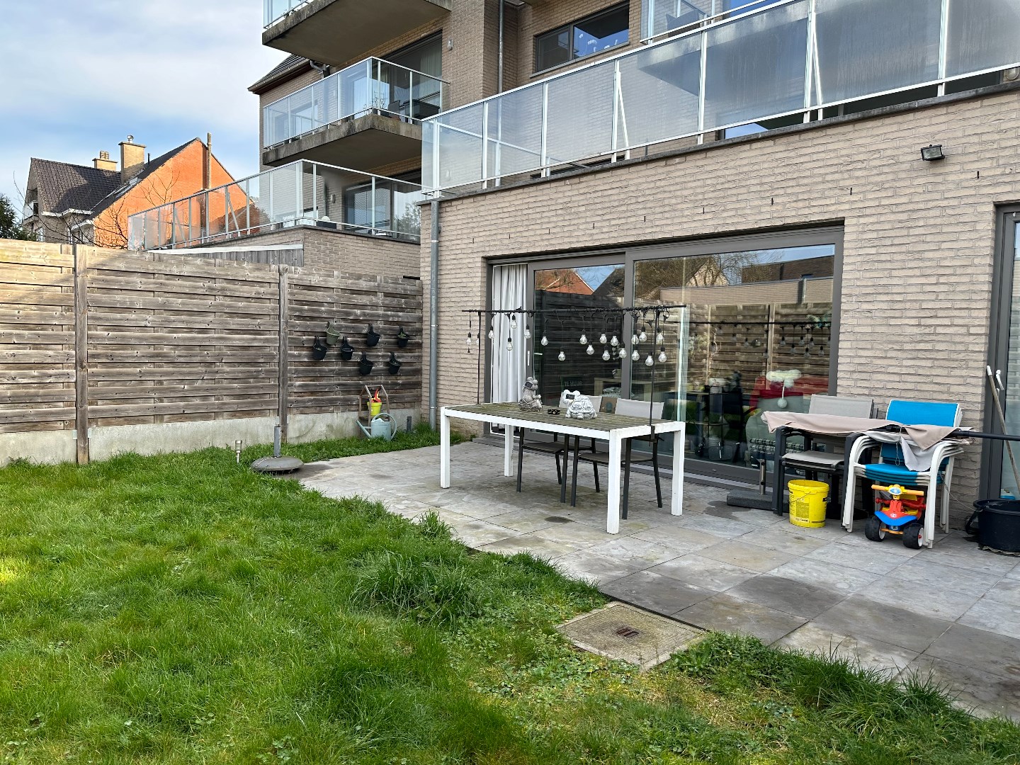 Ruim gelijkvloers appartement met tuin en garagebox 