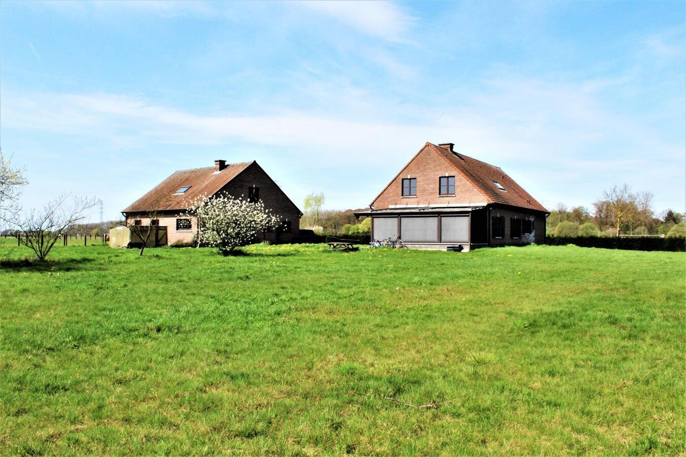 Landelijk gelegen hoevewoning met bijgebouw en weide op ca. 60a te Herent (Vlaams-Brabant) 