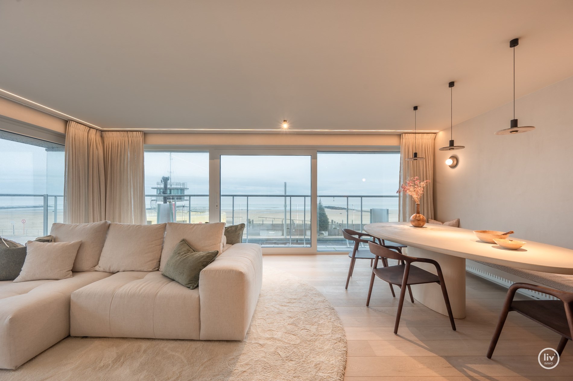 Magnifiek HOEKappartement met FRONTAAL zeezicht en westgericht terras gelegen aan het Lichttorenplein te Knokke. 