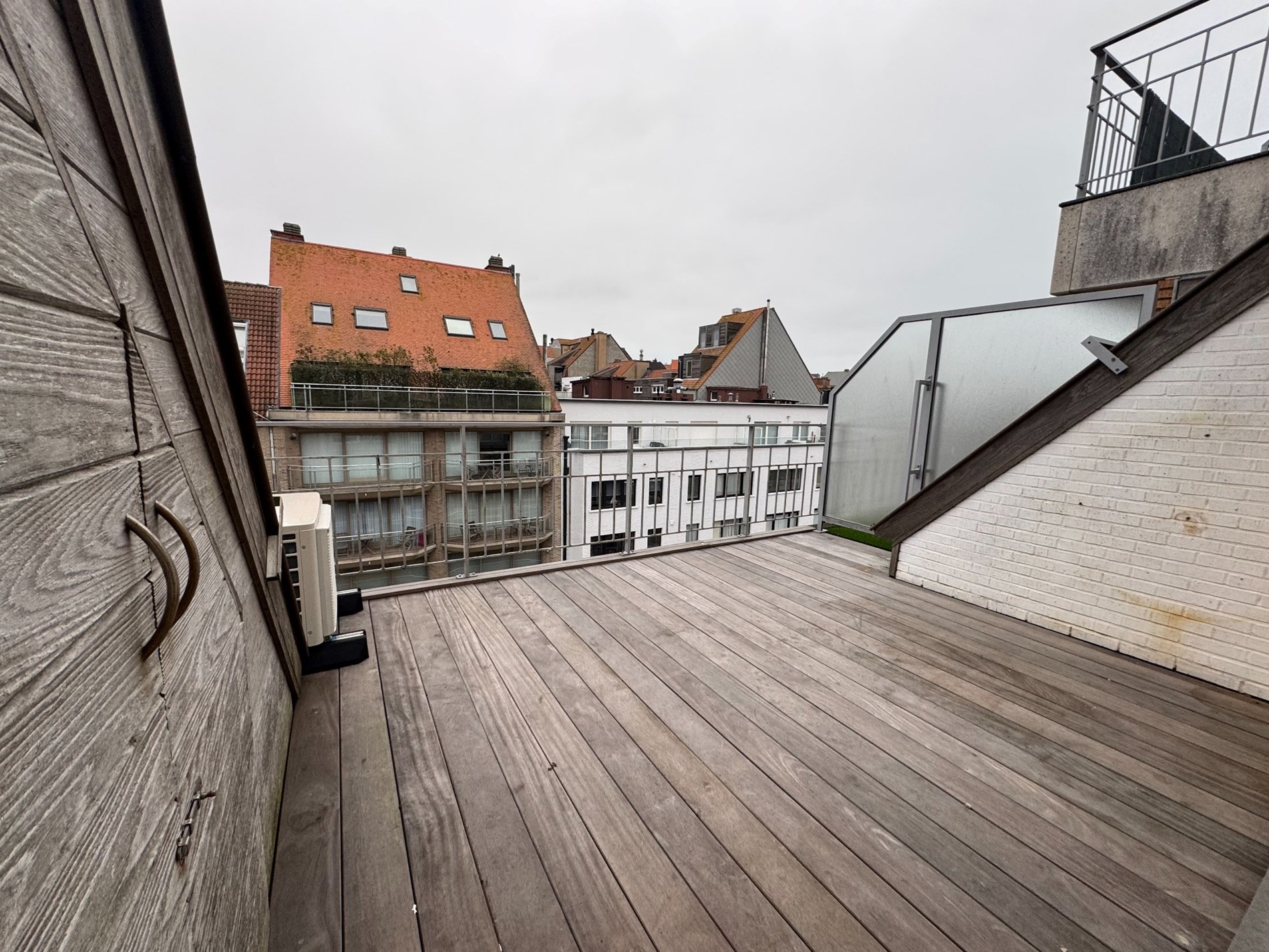 Magnifiek, gerenoveerd duplex penthouse met prachtige terrassen vlakbij de Lippenslaan en het strand te Knokke. 