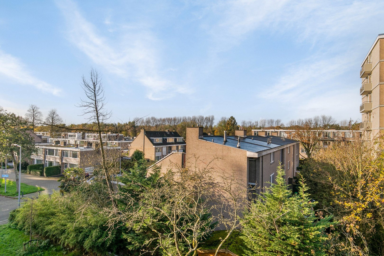 4-kamer Top appartement op de 3e verdieping met 2 balkons, berging in de onderbouw en gelegen op eigen grond! 