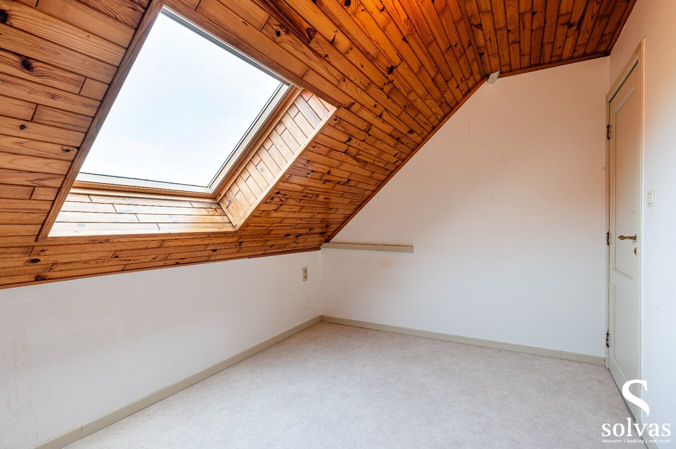 Alleenstaande woning met afzonderlijke ruime garage 