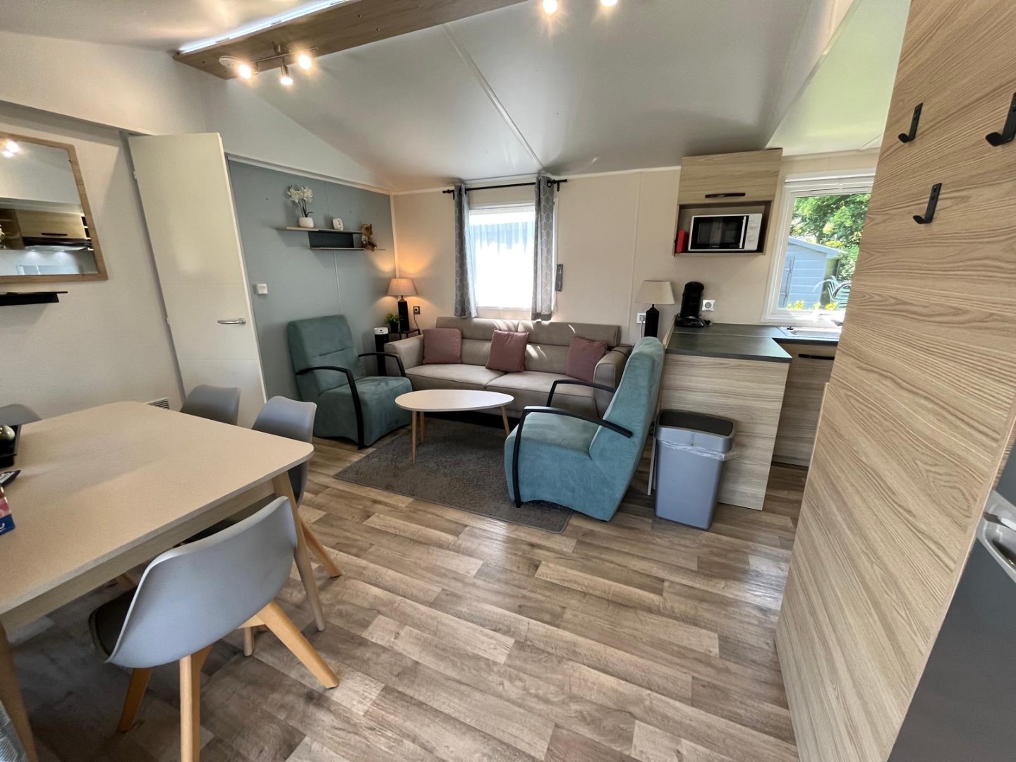 Zeer net, vrijwel nieuw vakantie-chalet (nr. JD12) aan de rand het Vakantiepark In de Bongerd te Oostkapelle, op loopafstand van het gezellige centrum van het dorp en natuurgebied de Manteling met aan 