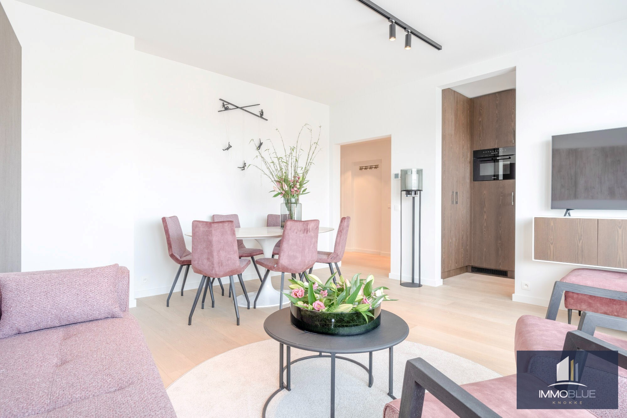 Situ&#233; dans un endroit calme, cet appartement enti&#232;rement r&#233;nov&#233; offre une vue d&#233;gag&#233;e sur les villas. 