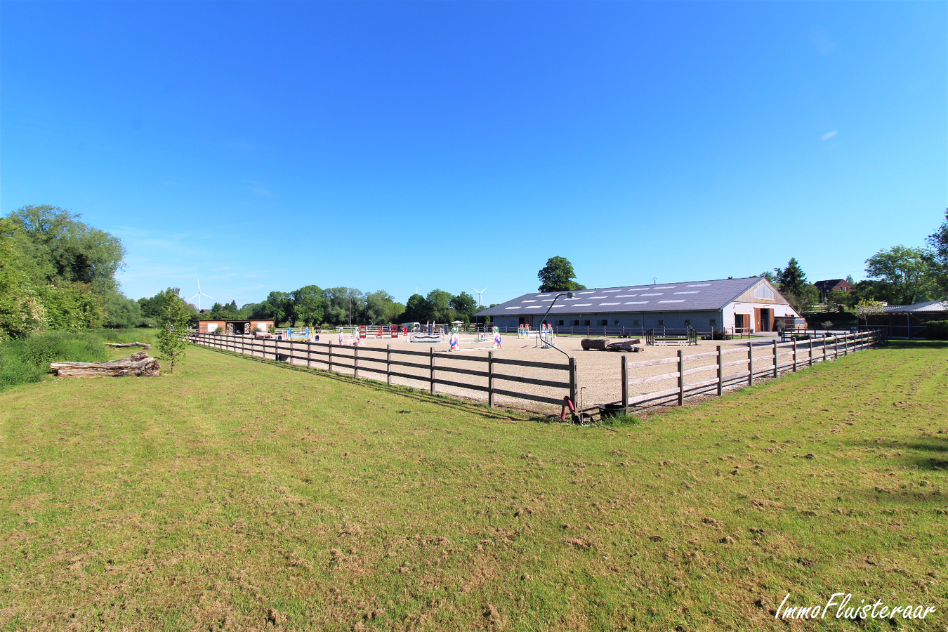 Professional recently built equestrian center on more than 3ha at Hannut (Luik/Li&#232;ge; Belgium) 