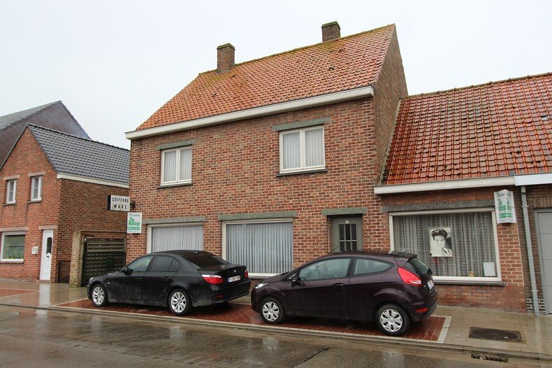 Woning met 4 slaapkamers en diepe tuin te Koekelare 
