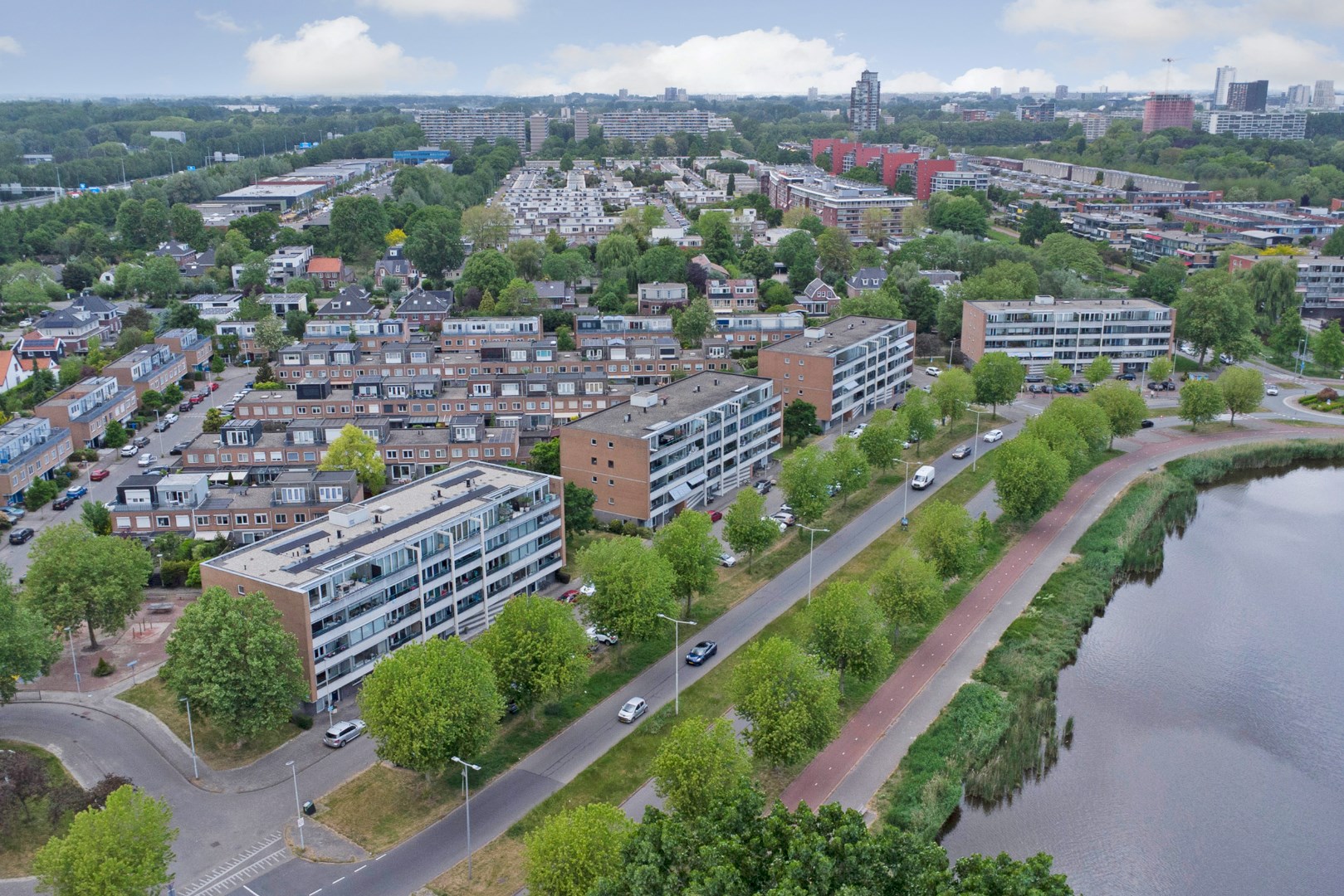 Op een fantastische locatie gelegen 3-kamer woning op de 1e etage met uitzicht op &quot;de Vijver&quot; van Prinsenland. 