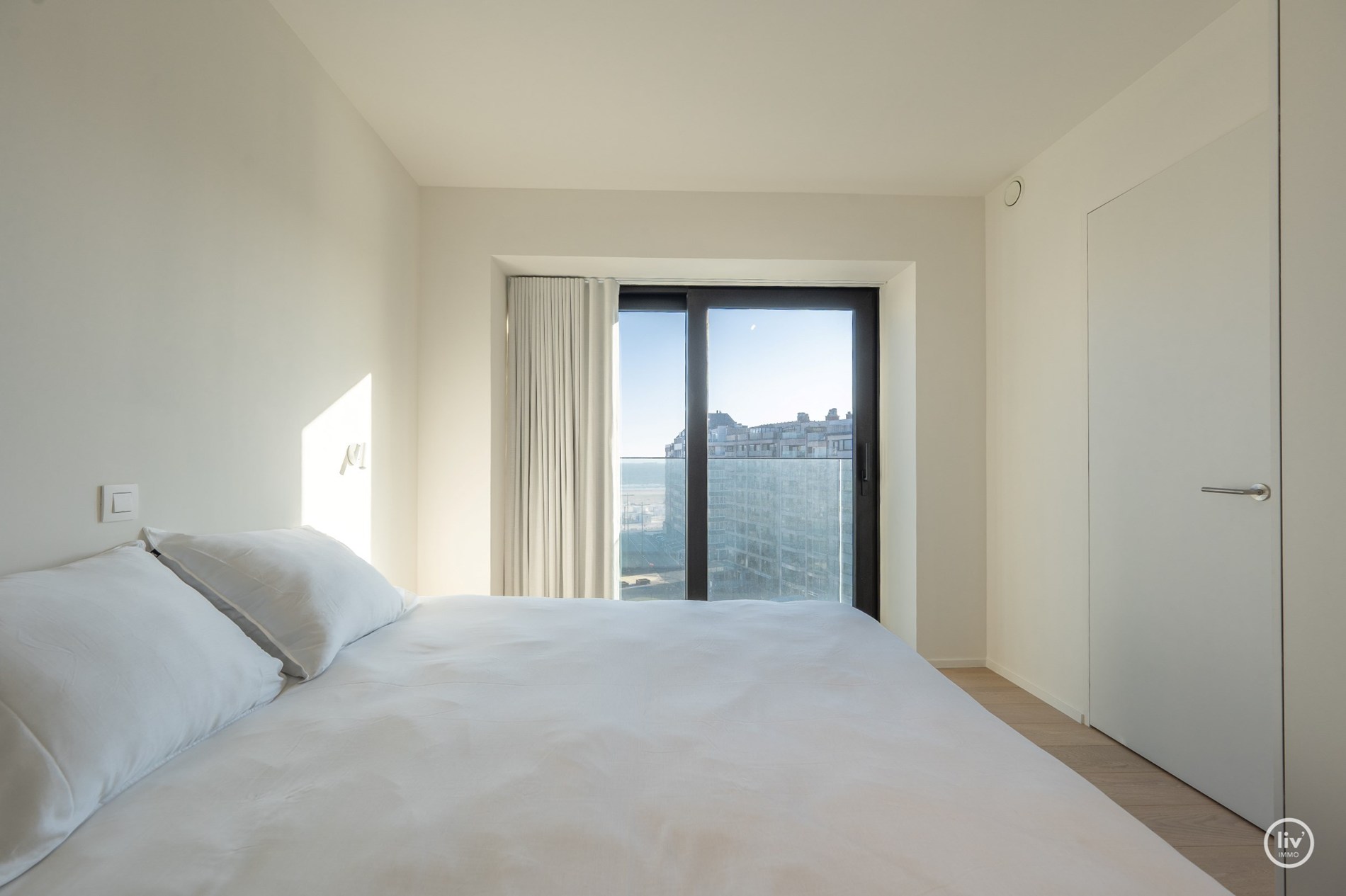 Appartement en duplex &#224; vendre dans le prestigieux et nouveau projet architectural Tour des H&#233;ros, situ&#233; sur la place des H&#233;ros &#224; Heist, avec une vue frontale sur la digue et la mer, &#224; proximit&#233; de no 