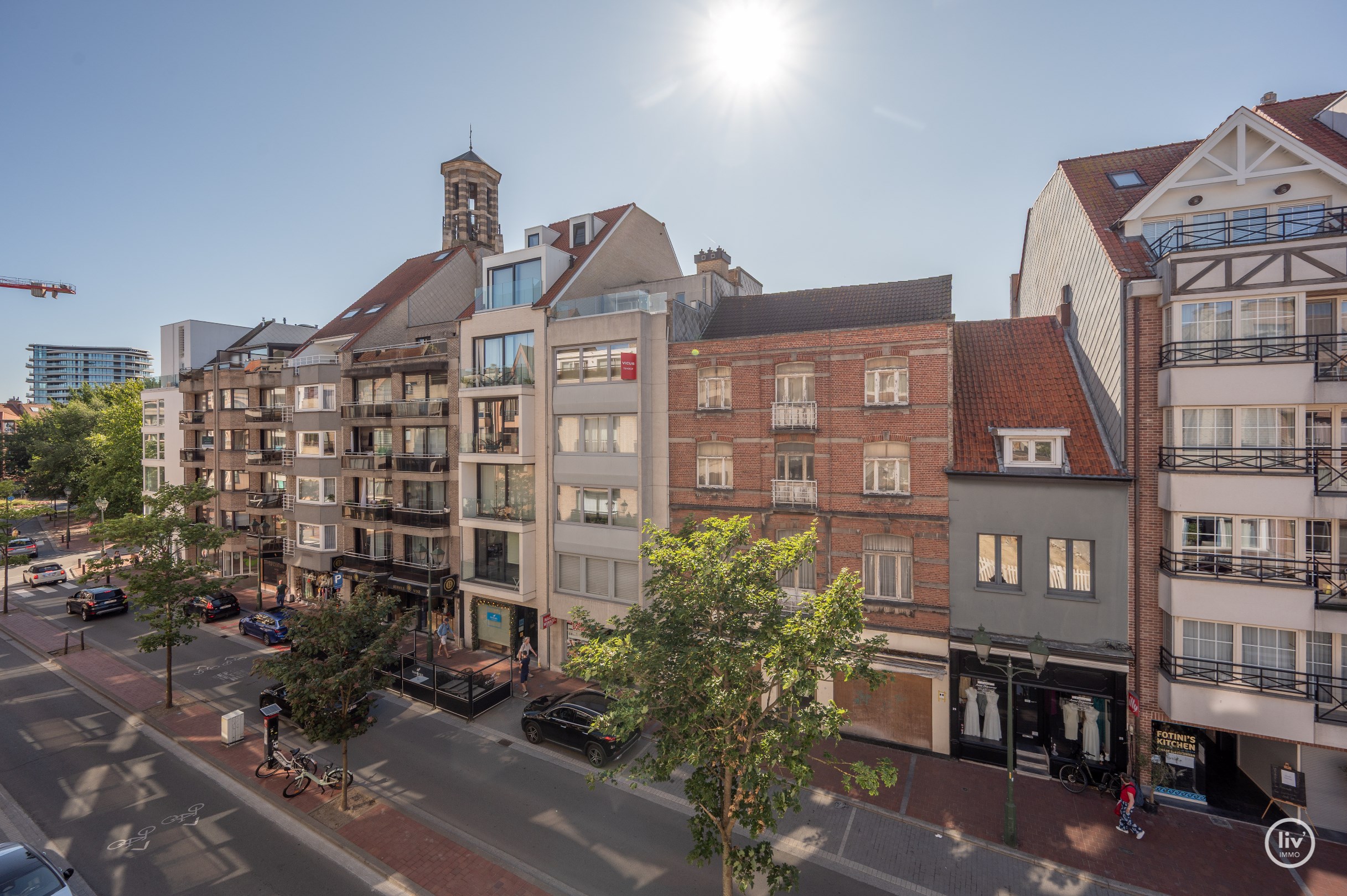 Gerenoveerd, lichtrijk appartement met 3 slaapkamers voorzien van alle luxe, gelegen op de Lippenslaan te Knokke. 