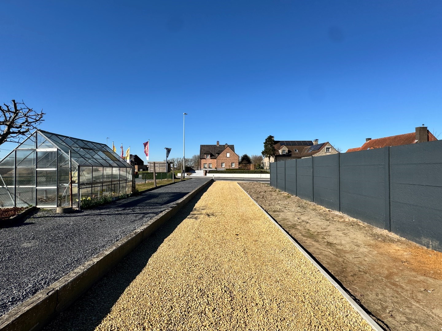 Instapklare, gerenoveerde woning met tuin, uitweg en carport 
