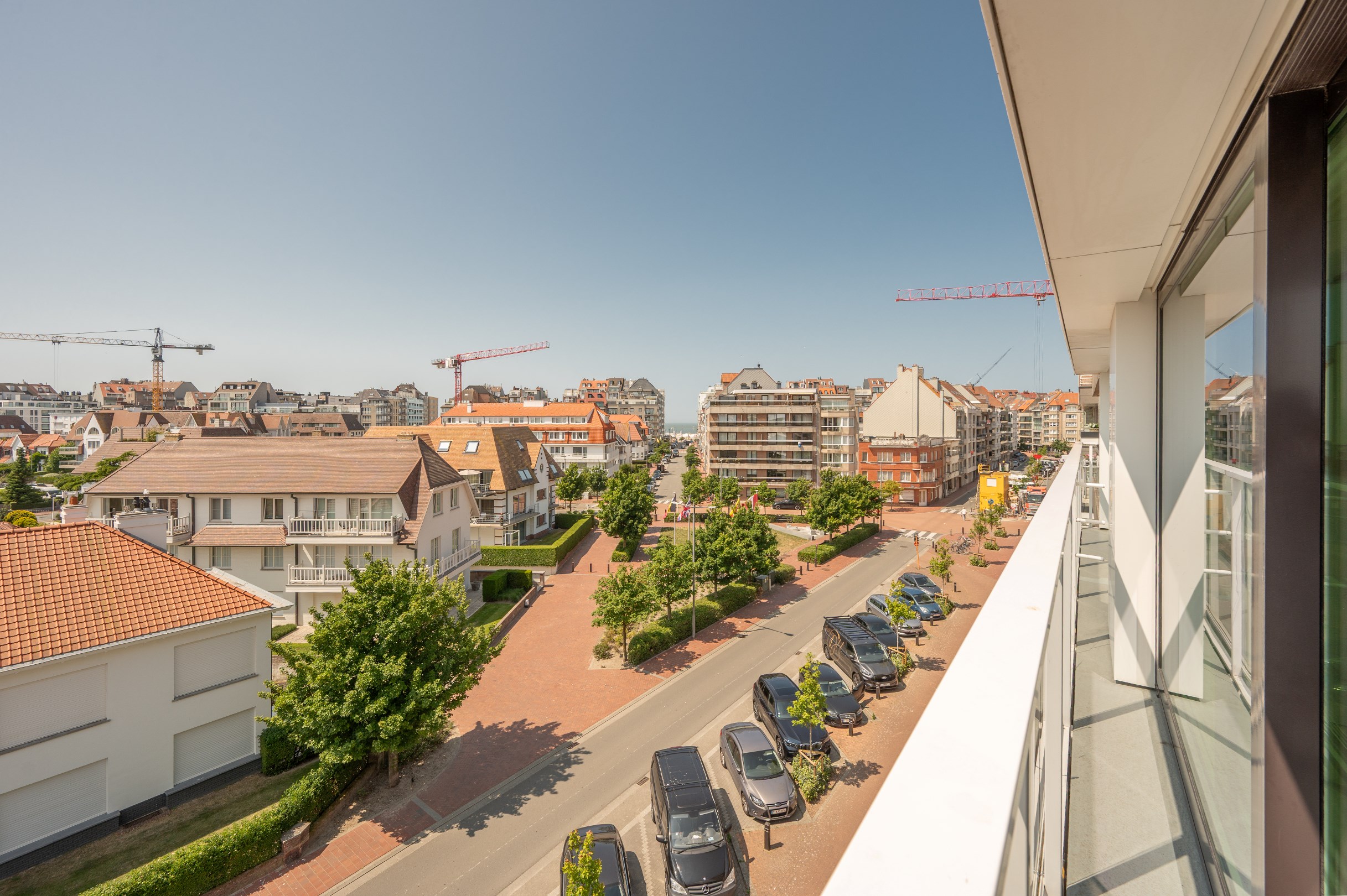 Prachtig instapklaar duplex-appartement met zonnige terrassen genietend van een open zicht en tevens zeezicht (Mogelijkheid tot aankoop van een inpandige garagebox). 