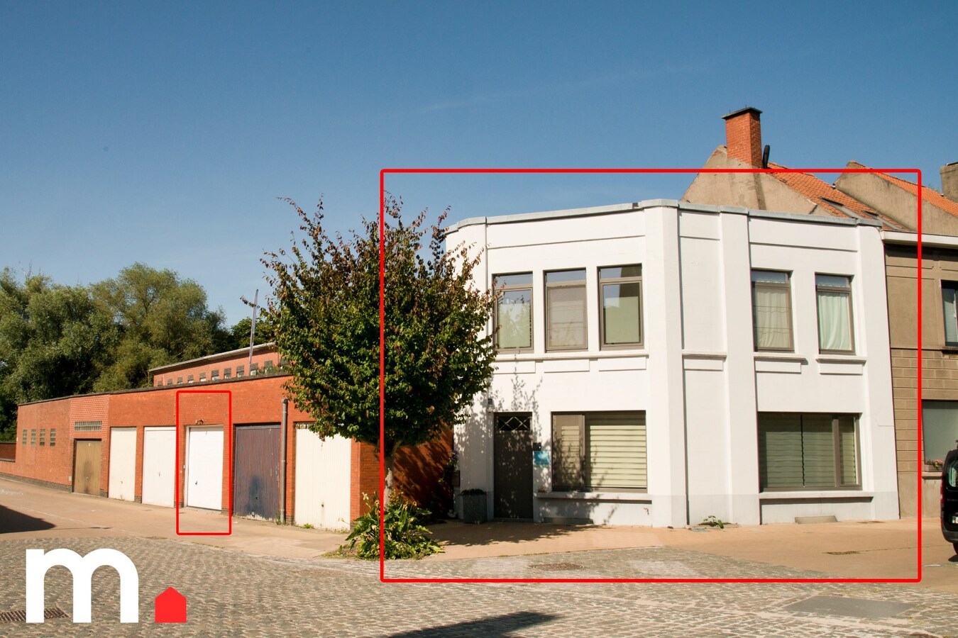 Centraal gelegen instapklare woning met tuin en uitweg via garage ! 