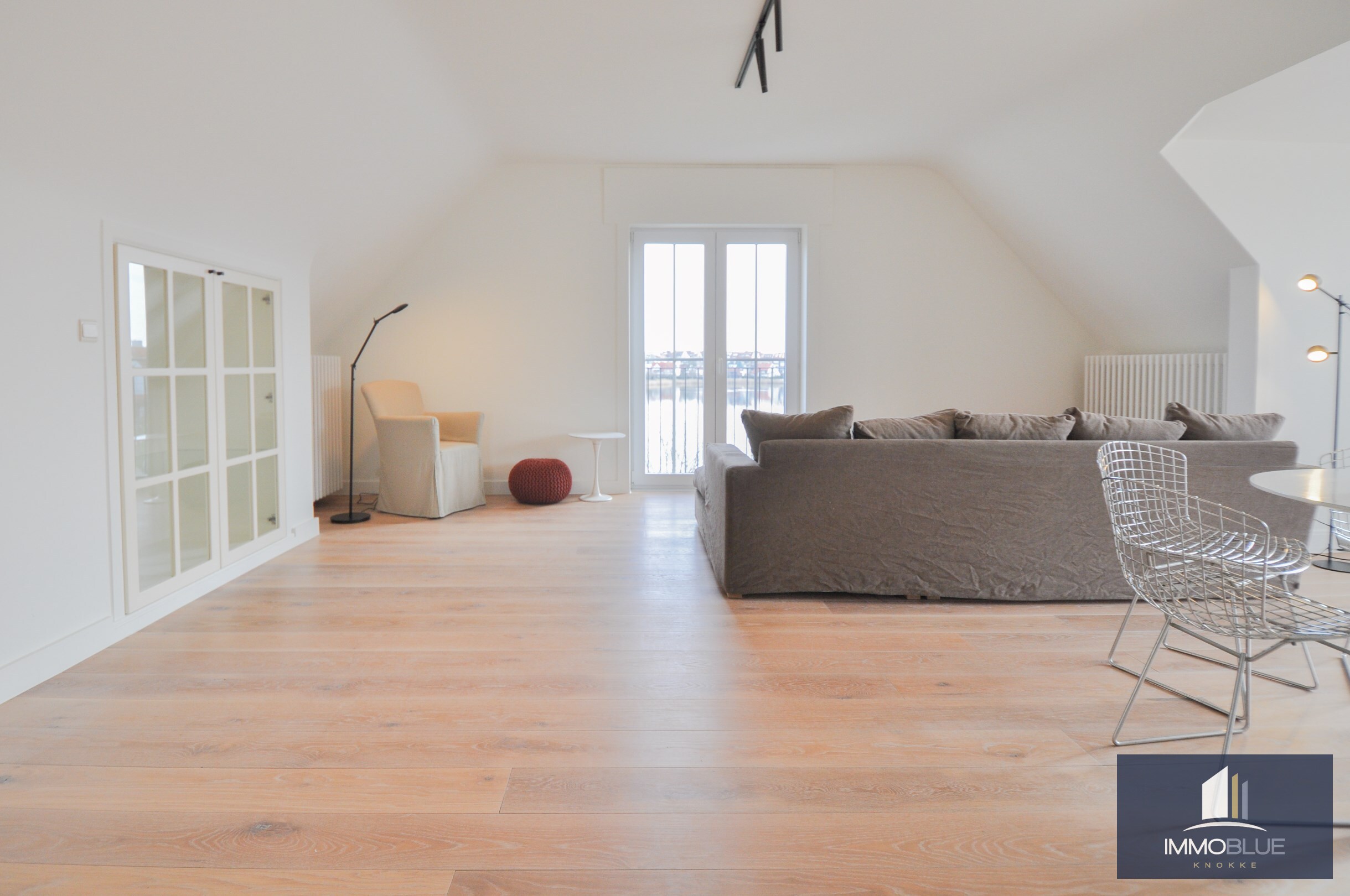 Appartement lumineux avec vue panoramique sur le lac de la Victoire. 