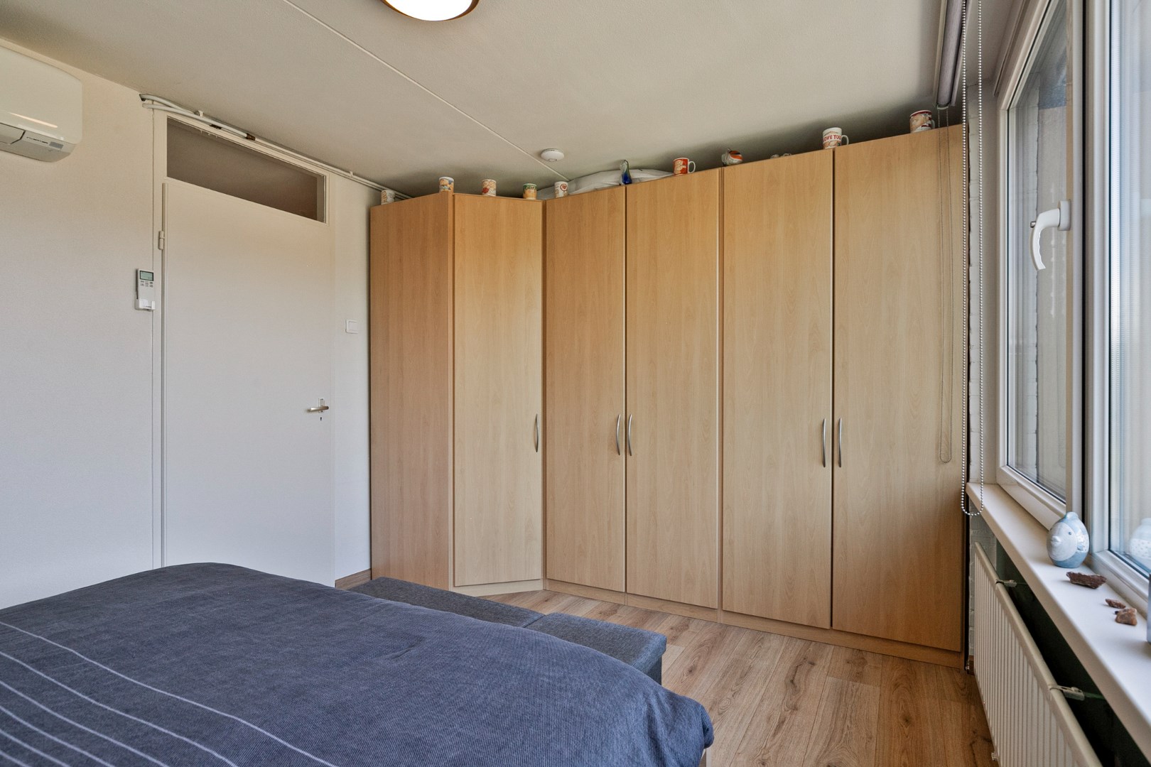 Keurige 6-kamer drive-in woning met moderne keuken, nette badkamer, 5 slaapkamers, zonnige tuin en eigen parkeerplaats! 