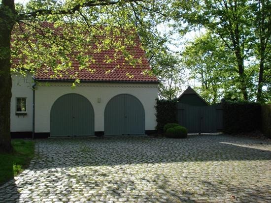 Residenti&#235;le en tijdloze villa op 9.000m&#178; te Waasmunster 