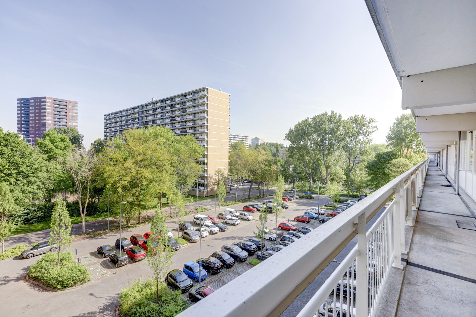 Licht 3 (voorheen 4) kamer appartement op de vijfde verdieping met woningbreed balkon! 