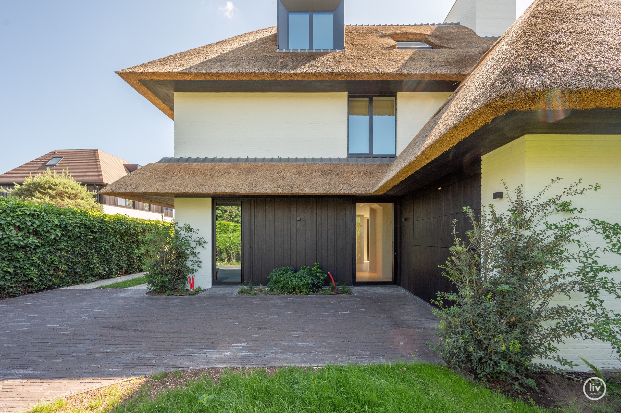 Journ&#233;e portes ouvertes samedi 4/07 de 14h &#224; 16h. Villa neuve exclusive avec piscine et jardin orient&#233; sud sur un grand terrain de 1.071m2. 