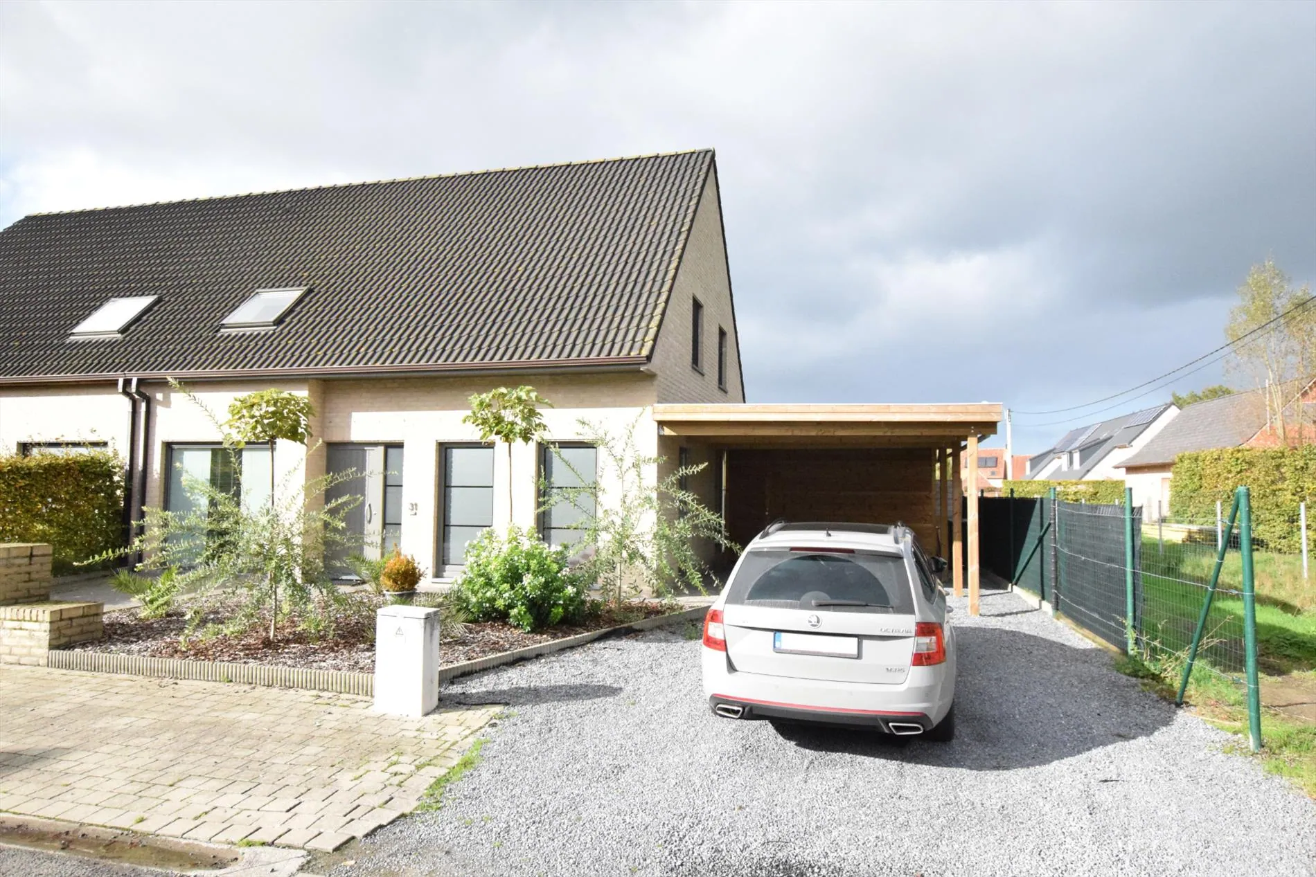 Zeer mooie halfopen woning (bj: 2006) met 3 slaapkamers te Torhout