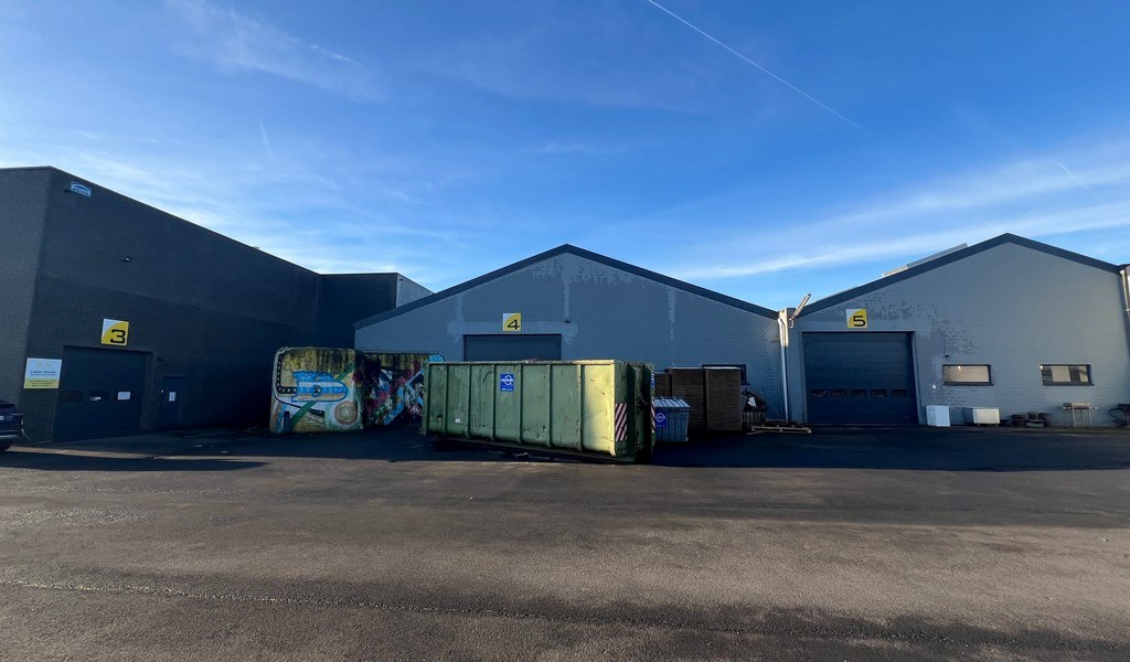 Bedrijfsgebouw met laadkades te koop in Gavere