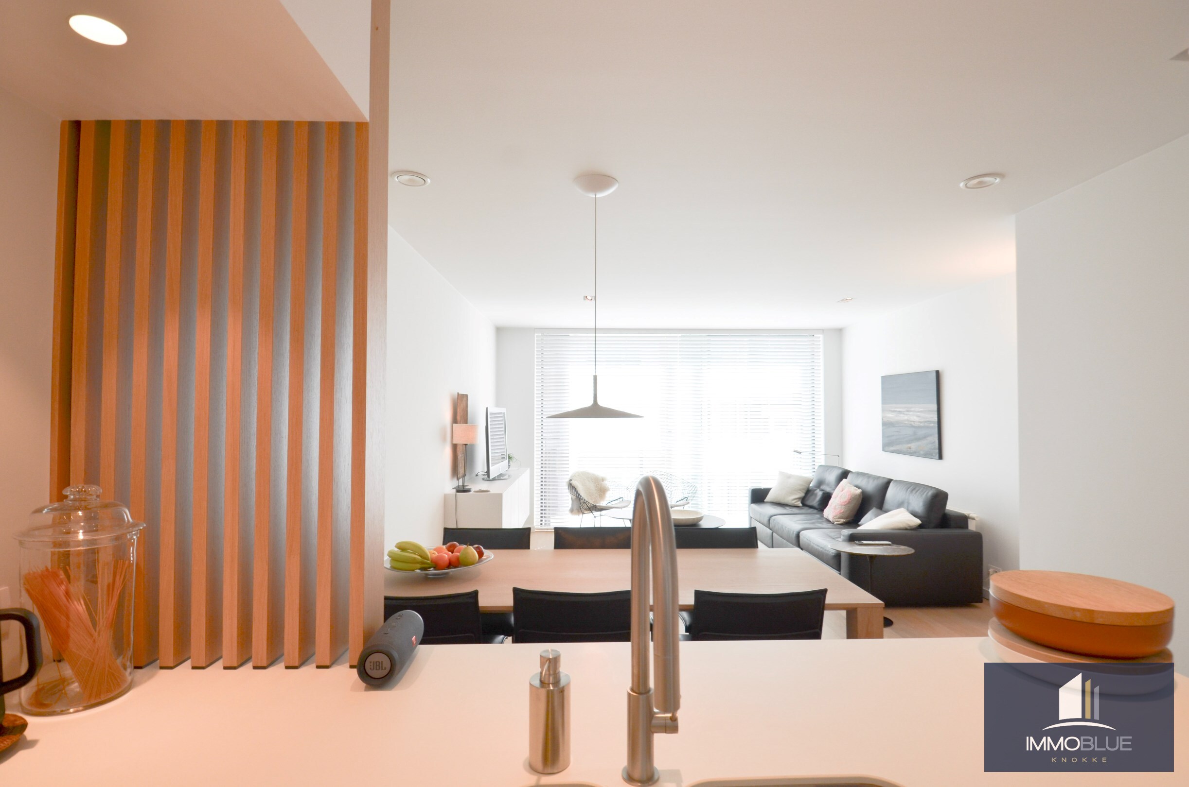 Appartement r&#233;cent avec terrasse ensoleill&#233;e situ&#233; en plein centre commercial et &#224; proximit&#233; imm&#233;diate de la plage. 