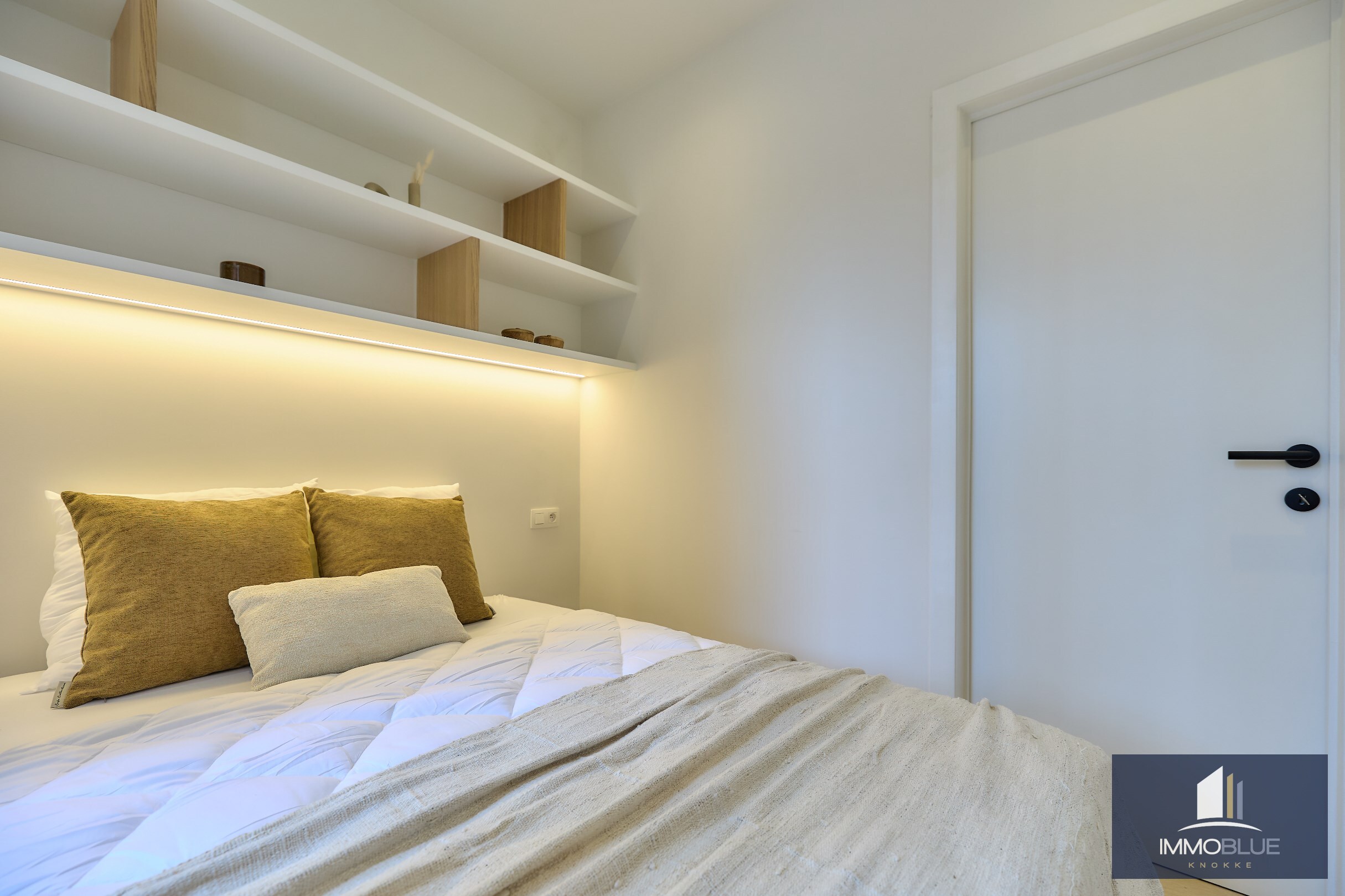 Ruim volledig gerenoveerd appartement met vier slaapkamers en zijdelings zeezicht. 