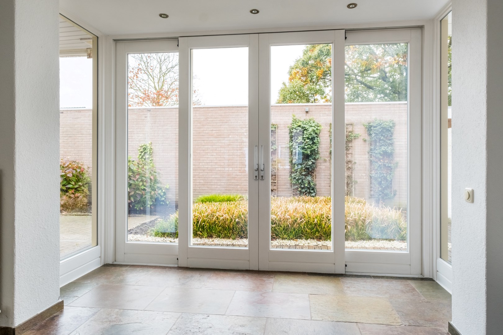 Verrassend ruime hoekwoning met garage, carport en tuin. Rustige ligging in een woonwijk nabij een basisschool en buitengebied. Energielabel B. 