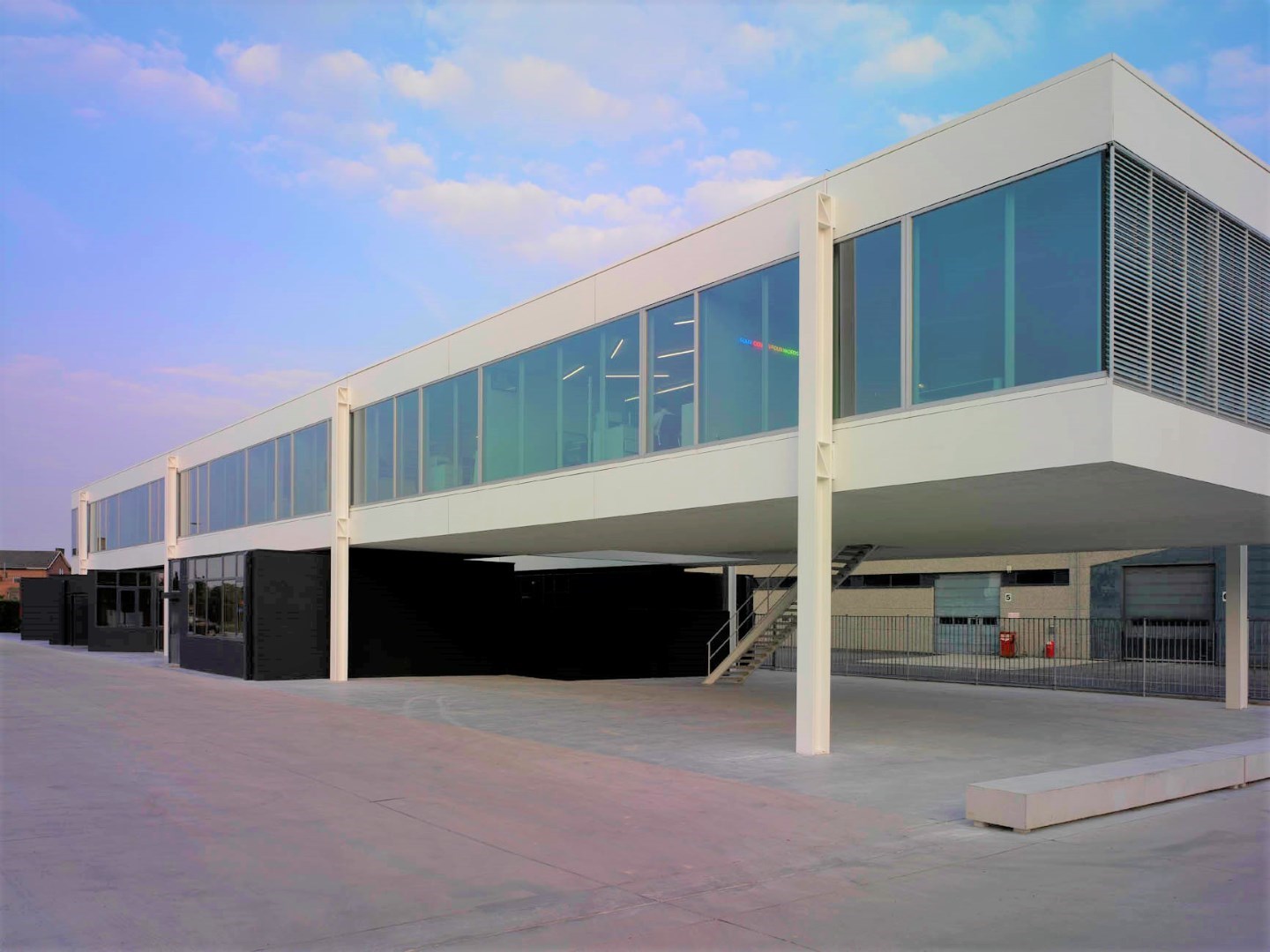 Instapklare kantoorruimte  (32 m&#178;) met parking en alle faciliteiten inclusief, Torhout. 