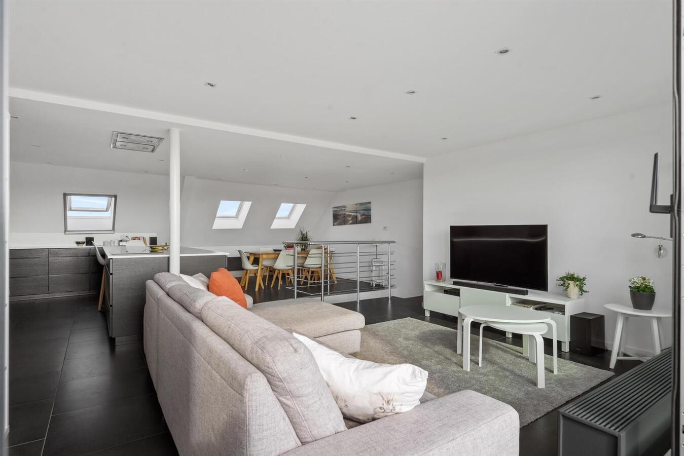 Gerenoveerd duplex appartement met ruim terras! 