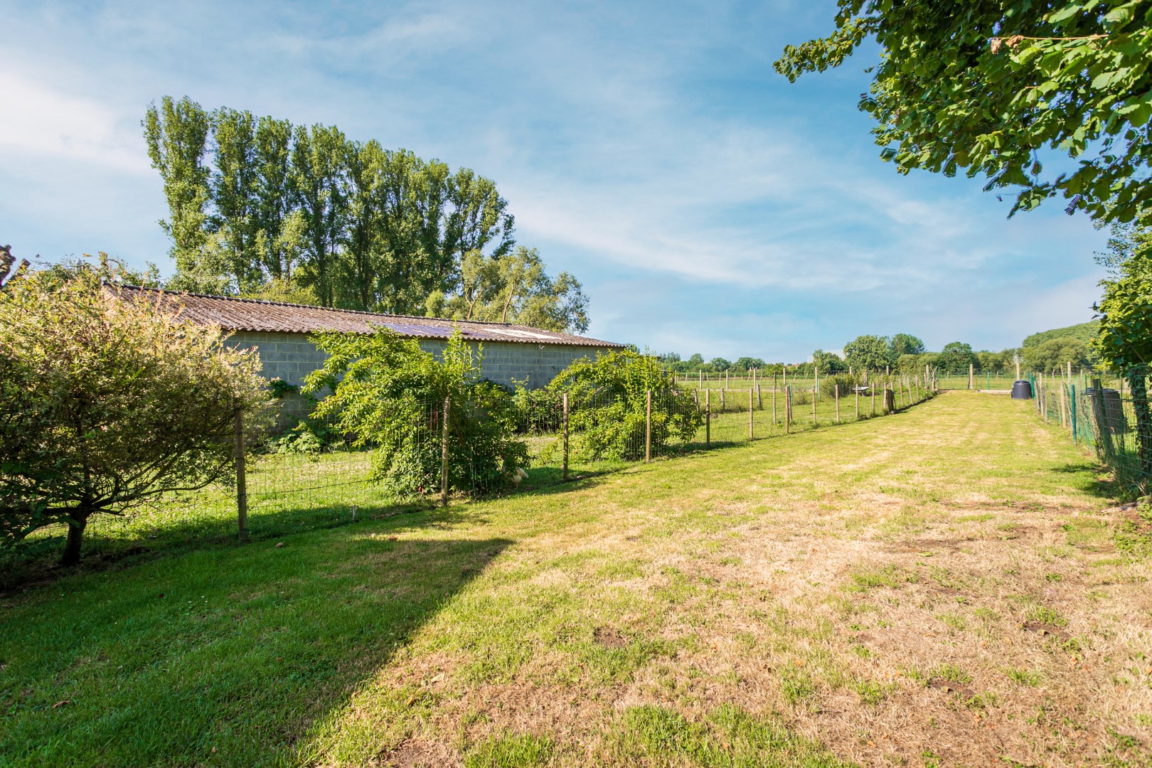 Ruime kangoeroewoning met 6 slpks, 2bdks, 2 garages en tuin te Oetingen 
