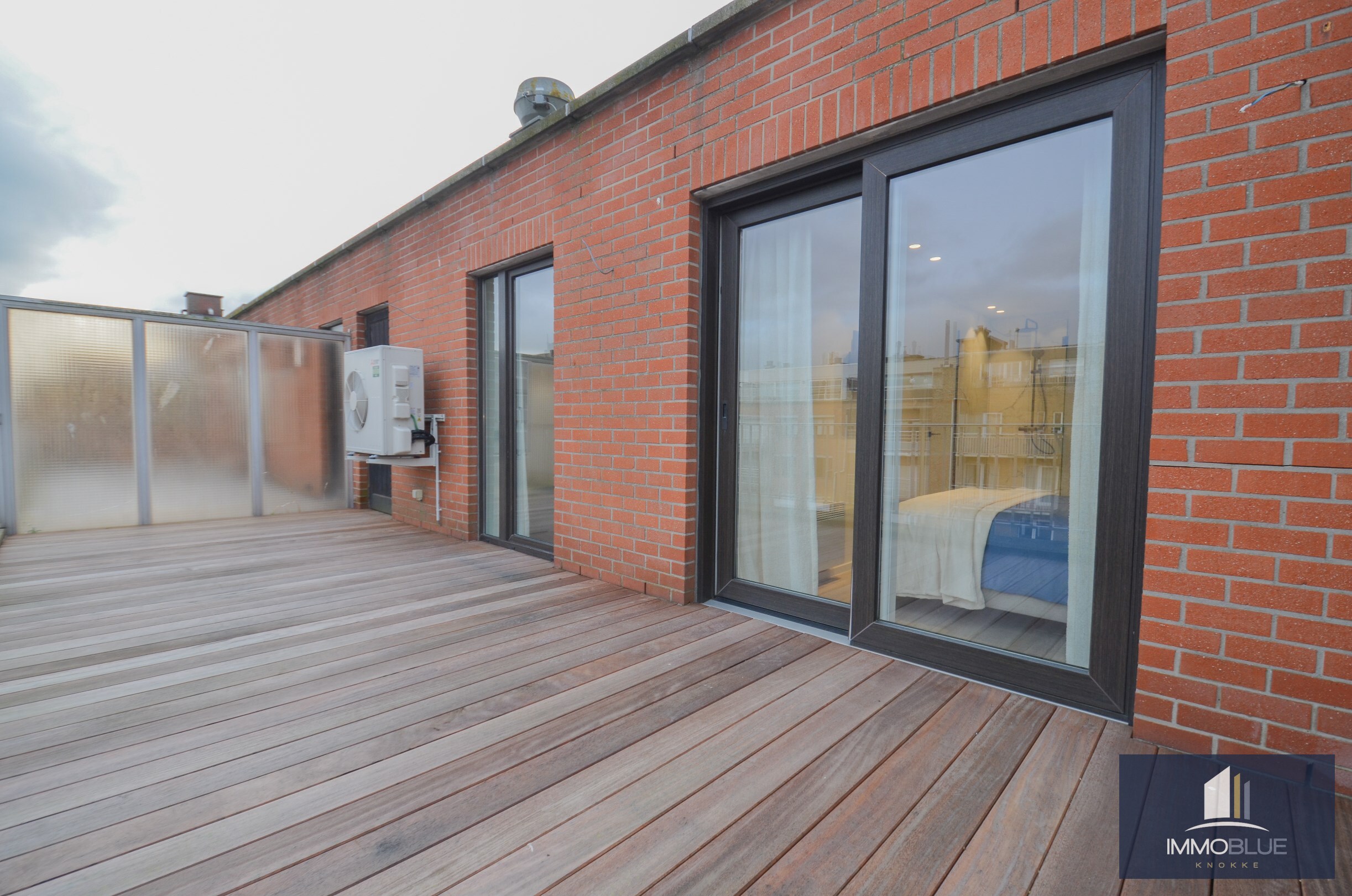 Volledig gerenoveerde penthouse met twee ruime terrassen (+/- 50 m&#178;) gelegen op een boogscheut van de zee. 