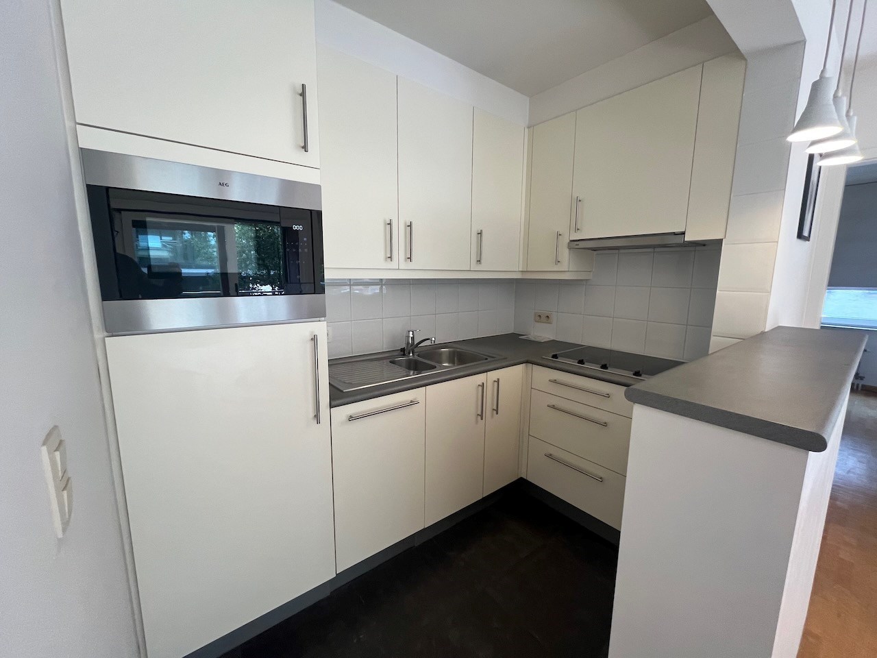 Lichtrijk hoekappartement met twee volwaardige slaapkamers gelegen in het centrum van Knokke. 