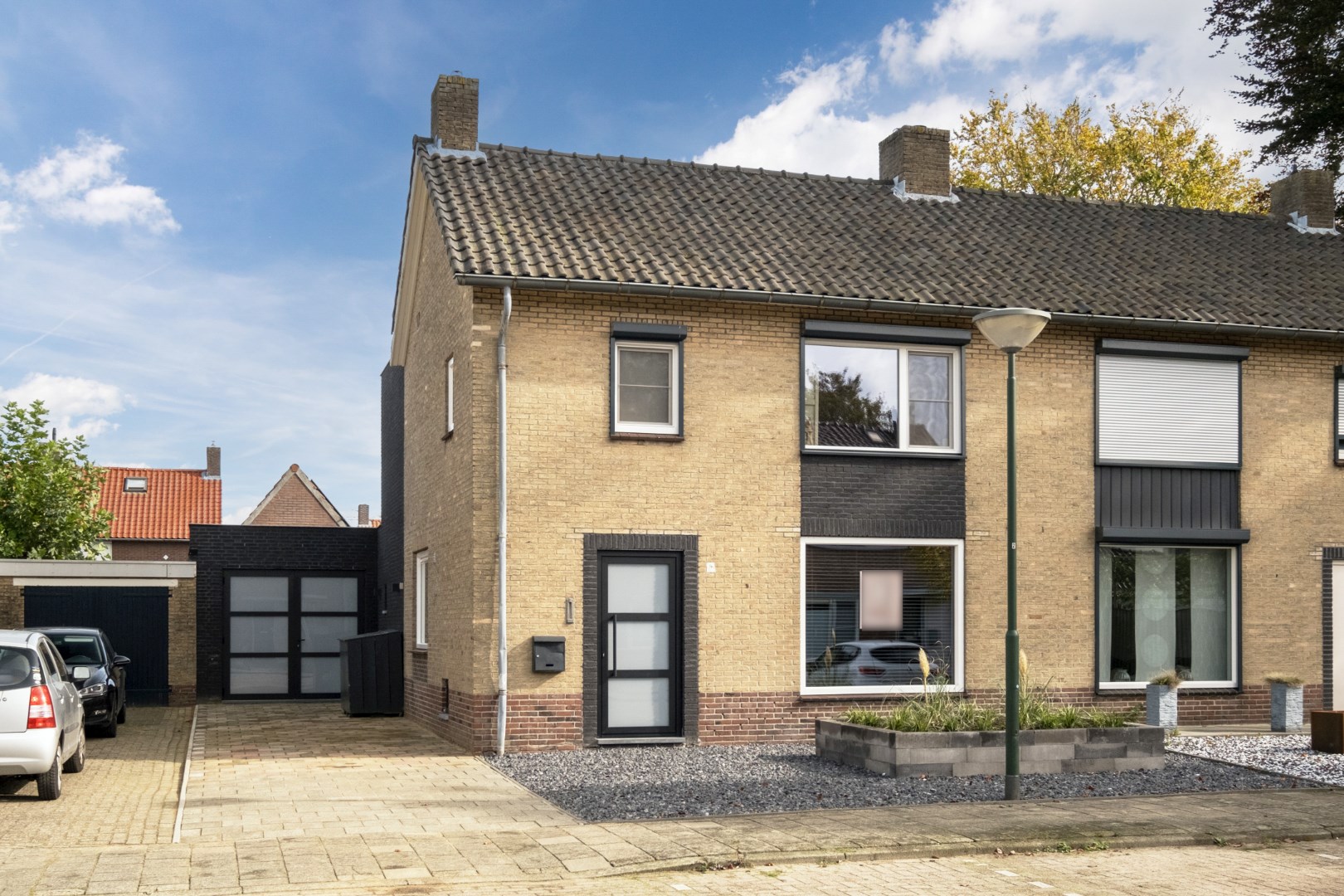 Beneden en boven uitgebouwde en modern afgewerkte tweekapper met berging en tuin gelegen aan een doodlopende straat nabij scholen en het centrum. Energielabel C. 