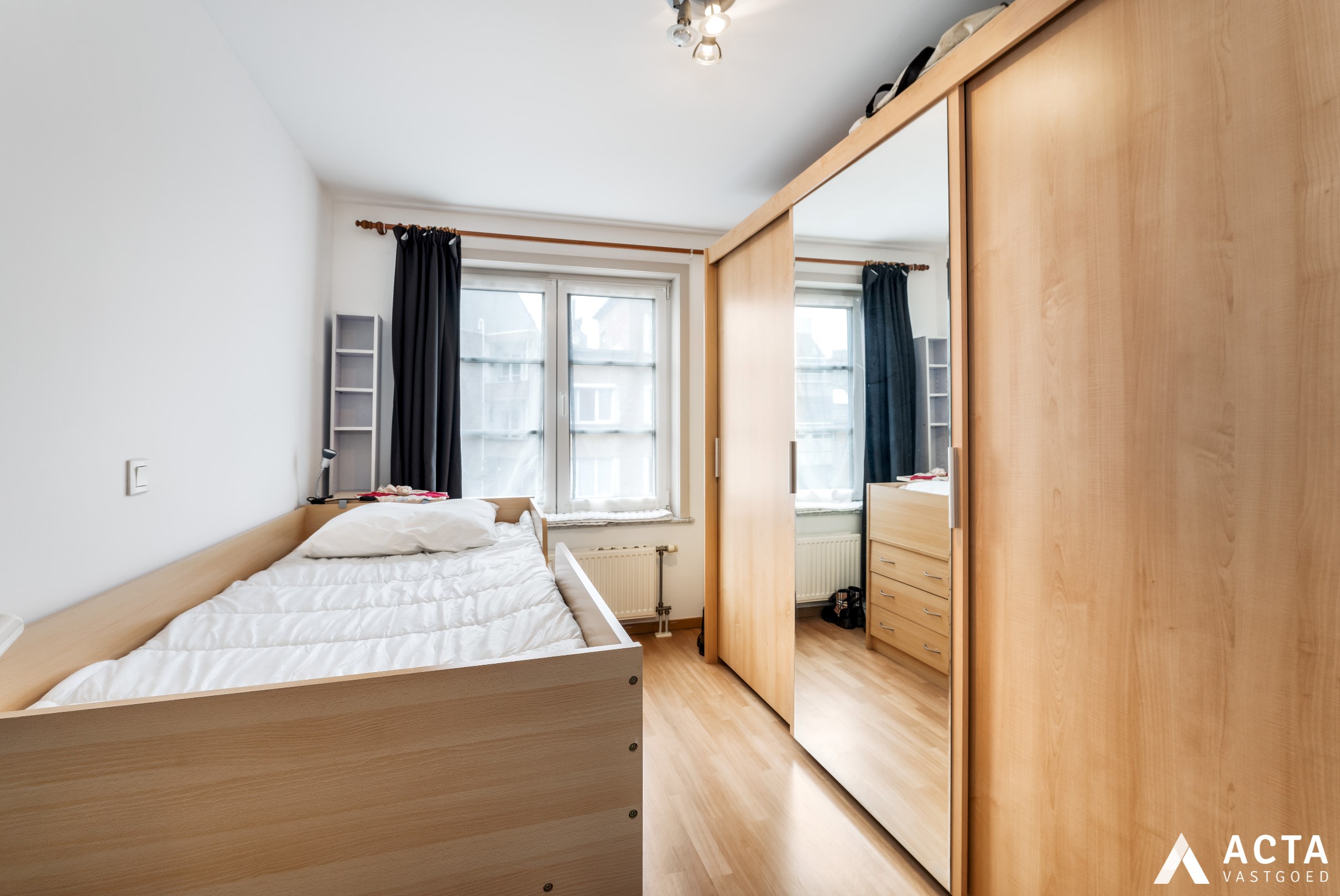 Recente Bel-&#233;tage met drie slaapkamers en garage nabij centrum van Oostende 