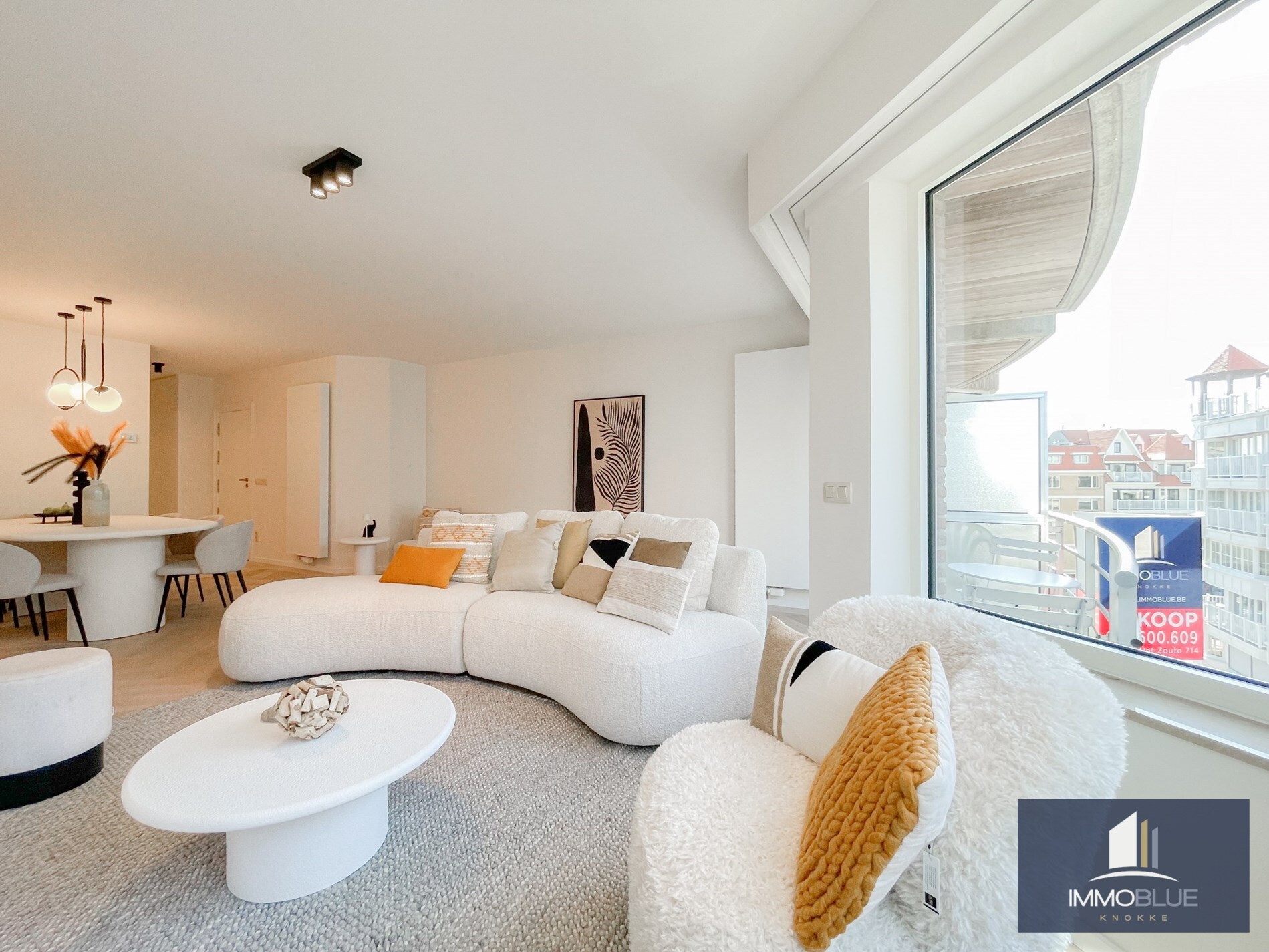 Volledig gerenoveerd lichtrijk appartement met een mooi zijdelings zeezicht, gelegen nabij het Driehoeksplein. 