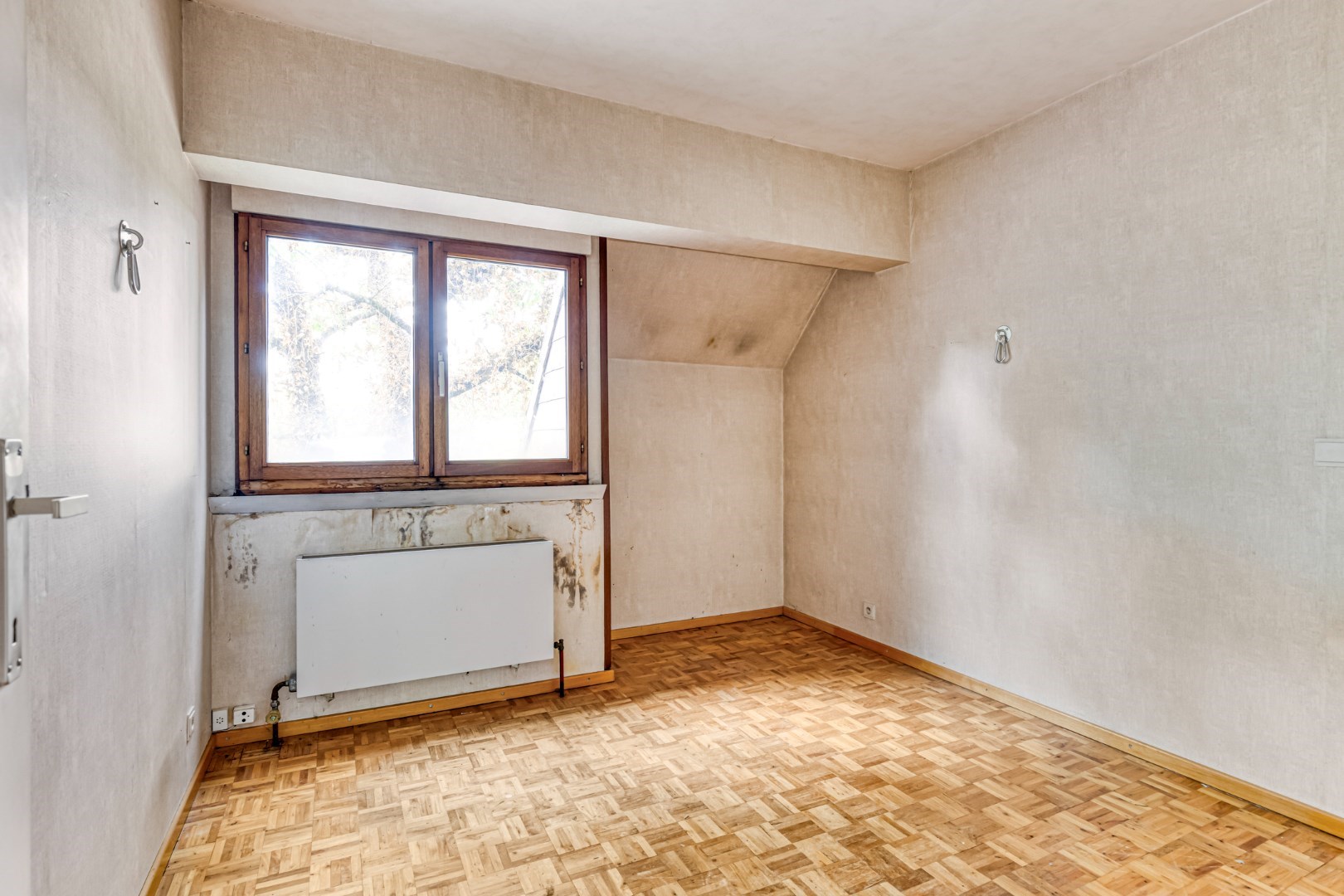 Ruime gezinswoning met 5 slaapkamers, praktijkruimte en dubbele garage in Kessel-Lo – EPC 337 kWh/m&#178; – bewoonbare oppervlakte ca. 301 m&#178; 