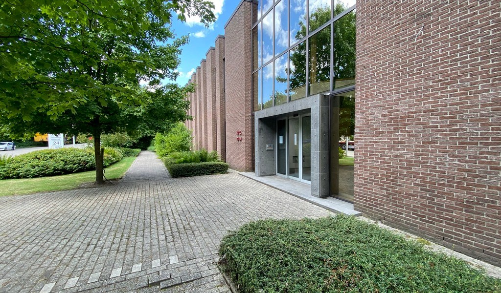 Magazijn met kantoren te huur vlakbij A12 in Wilrijk