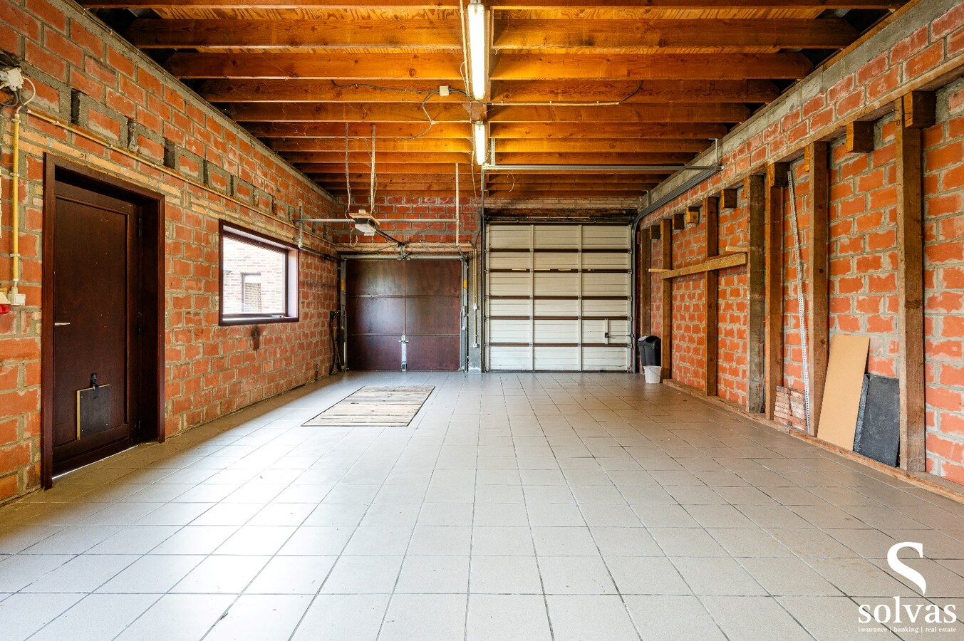 Alleenstaande woning met afzonderlijke ruime garage 