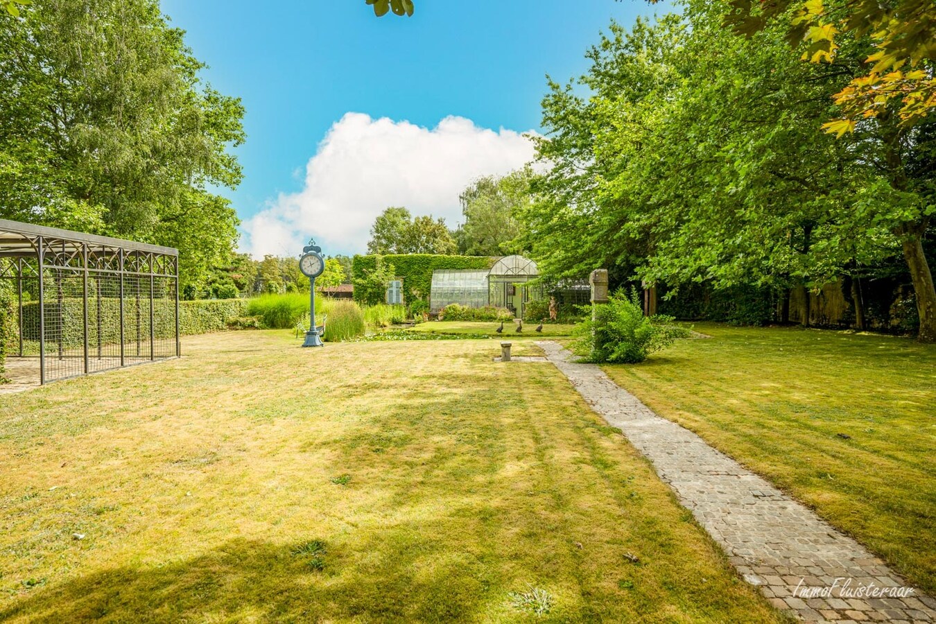 Ruime laagbouwwoning met magazijn, sierserre, aanhorigheden en stallen op ca. 75a te Messelbroek (Scherpenheuvel-Zichem; Vlaams-Brabant) 