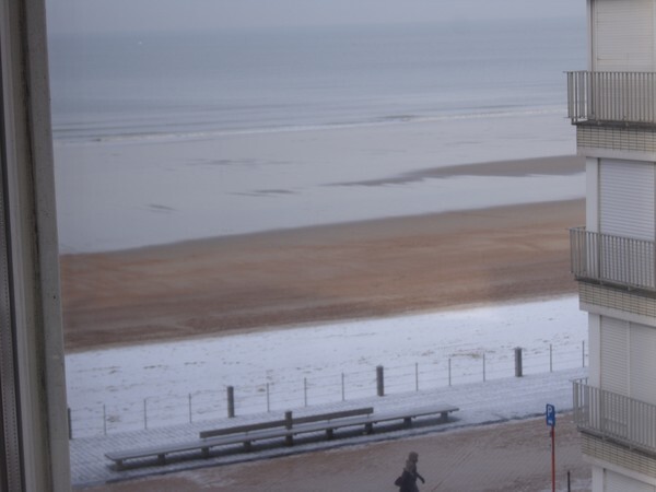 Instapklaar gemeubeld appartement met zeezicht op 50m van strand 