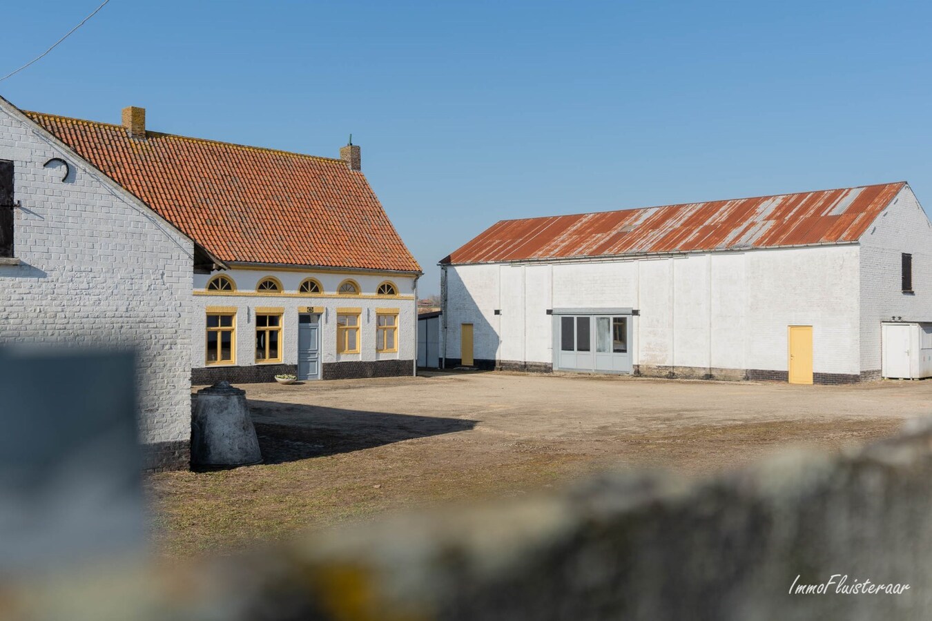 Idyllische en multifunctionele eigendom met stalling, bijgebouwen en renbaan op ca. 7ha 