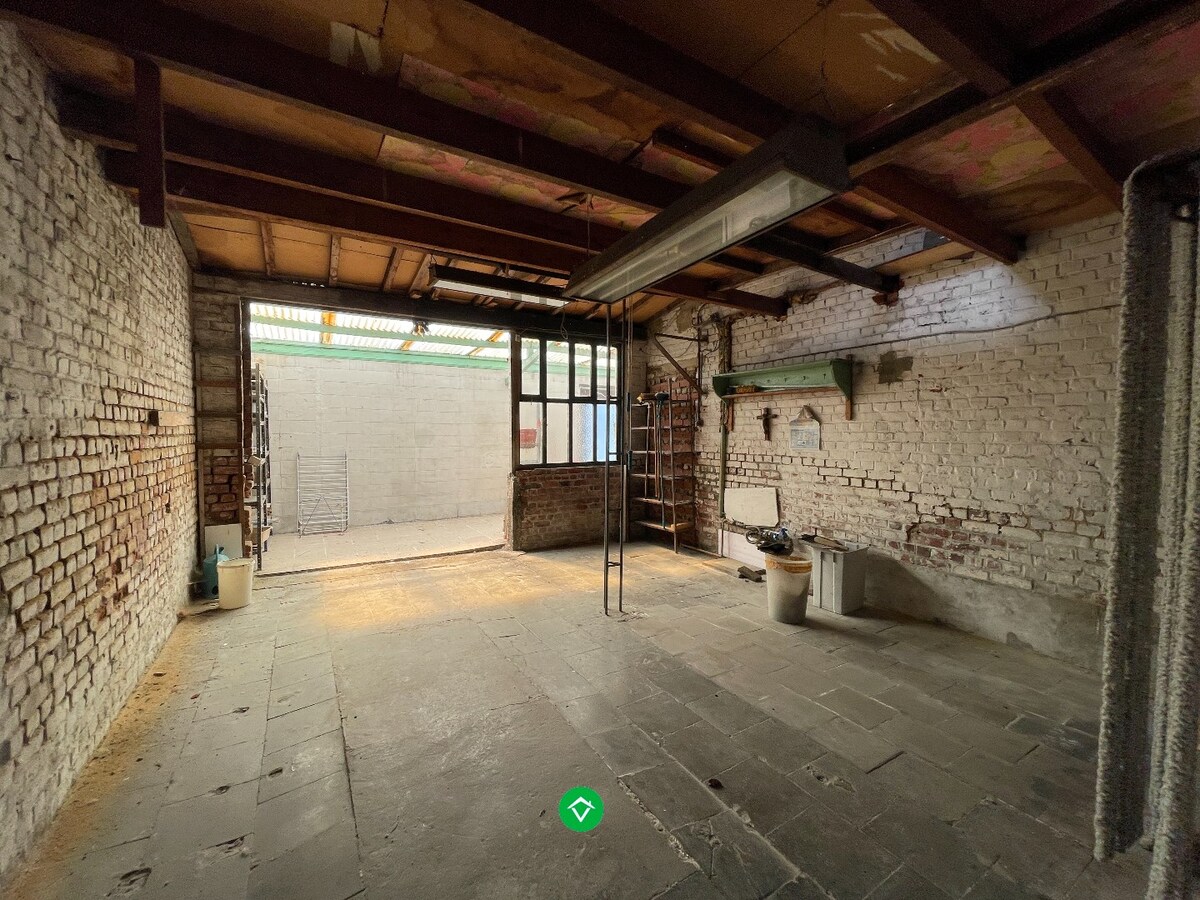 Woning met 3 slaapkamers, zeer grote werkplaats/garage/loods en tuin te Roeselare 