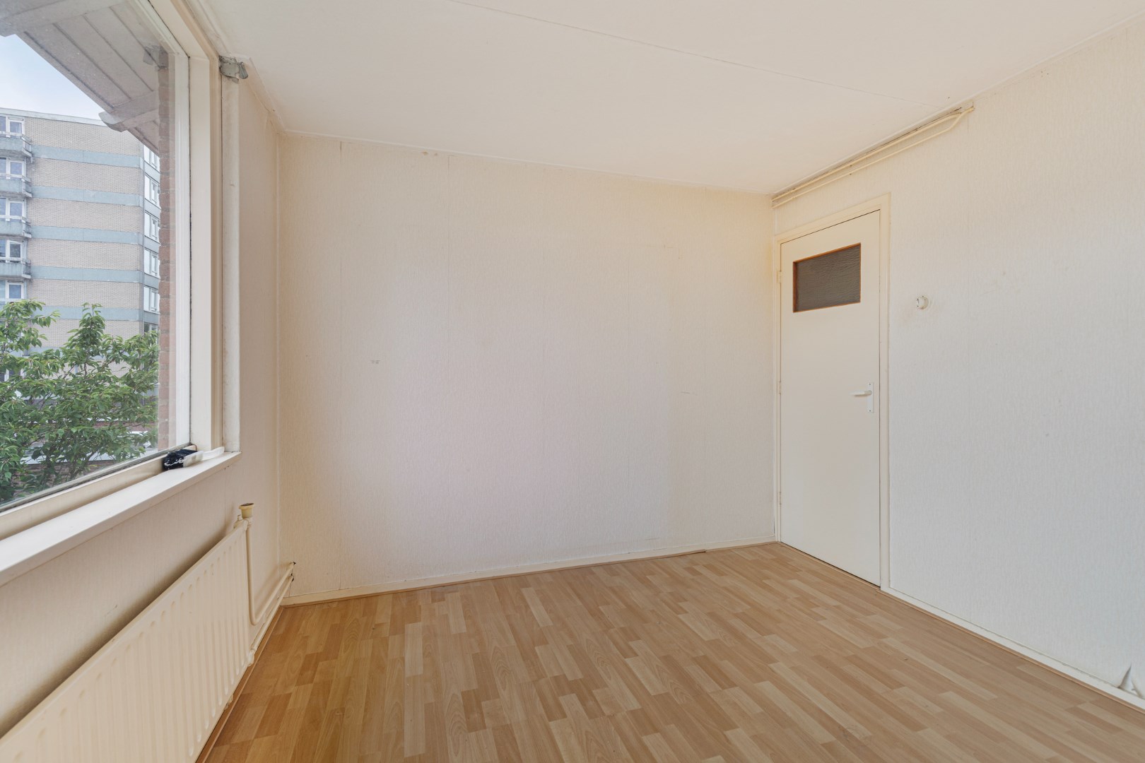 Visioenairs opgelet! Ruime 6-kamer tussenwoning met schuifpui aan de achterzijde, ruime voor- en achtertuin en gelegen op eigen grond! 