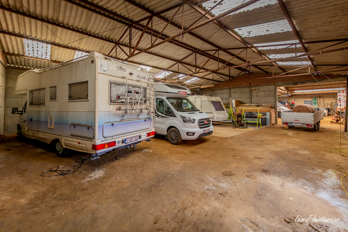 Ruime woning met grote loodsen/bijgebouwen op ca. 70a te Gelrode (Vlaams-Brabant) 