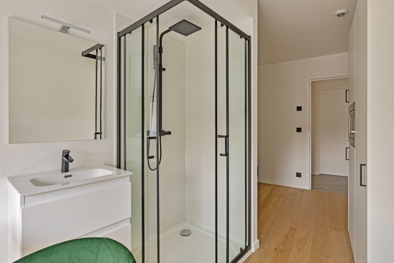 2 laatste units, package deal! Volledig gerenoveerde en gemeubelde kamer met priv&#233;-sanitair in een kleinschalige residentie! 