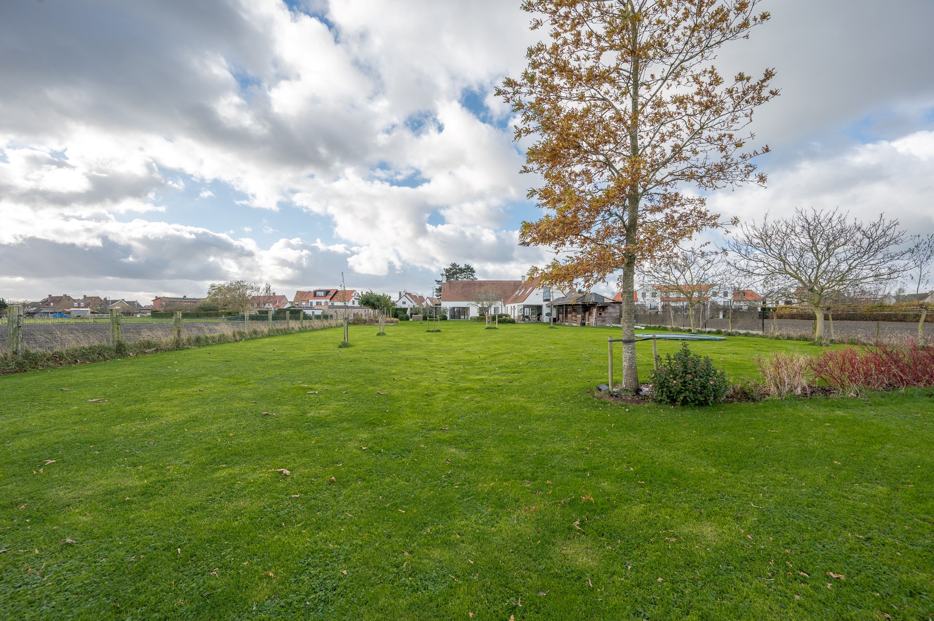 Uitzonderlijke en gerenoveerde eigendom ( 5.510 m&#178; grond ) vlakbij het centrum van Knokke-Heist en toch genietend van een uitzonderlijk open zicht over de Knokse Polders. 