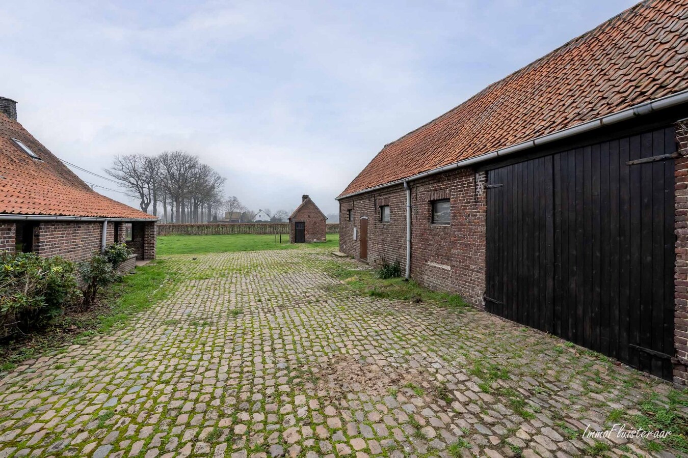 Hoeve met landelijk, weids zicht en naastliggende bouwgrond. 