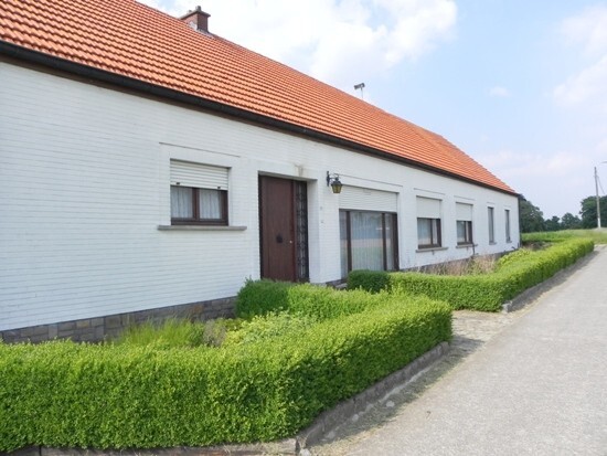 Grote langgevel hoeve met stallingen op ca. 1 ha 