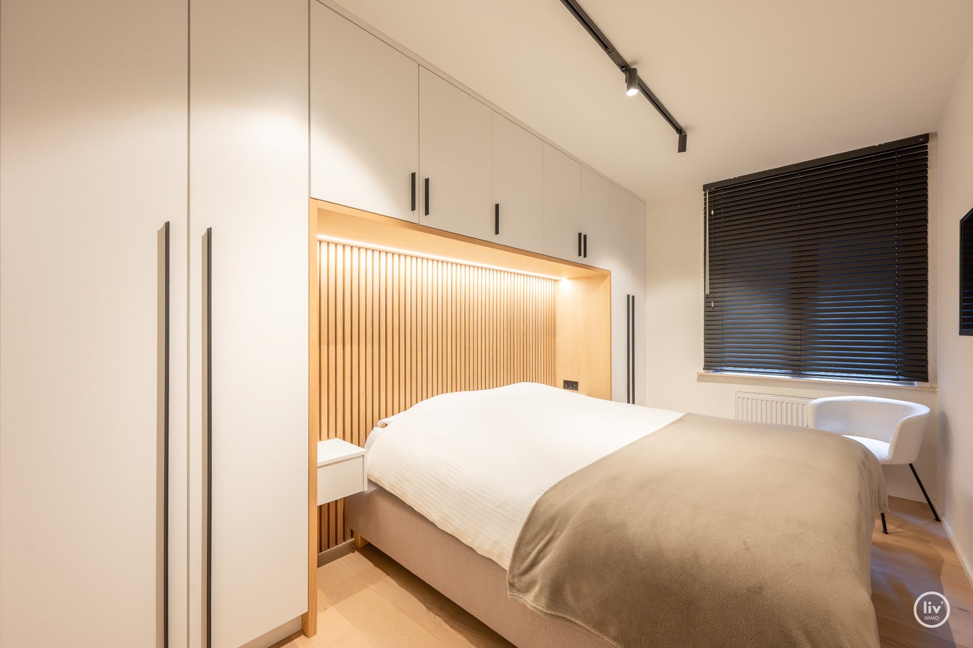 Instapklaar 3-kamer appartement op wandelafstand van de Lippenslaan met zuidgericht-terras. 8m gevelbreedte ! garage mogelijk in het gebouw. 