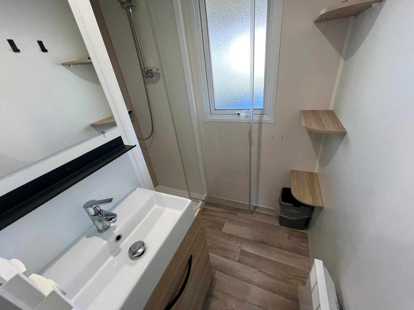 Zeer net, vrijwel nieuw vakantie-chalet (nr. JD12) aan de rand het Vakantiepark In de Bongerd te Oostkapelle, op loopafstand van het gezellige centrum van het dorp en natuurgebied de Manteling met aan 