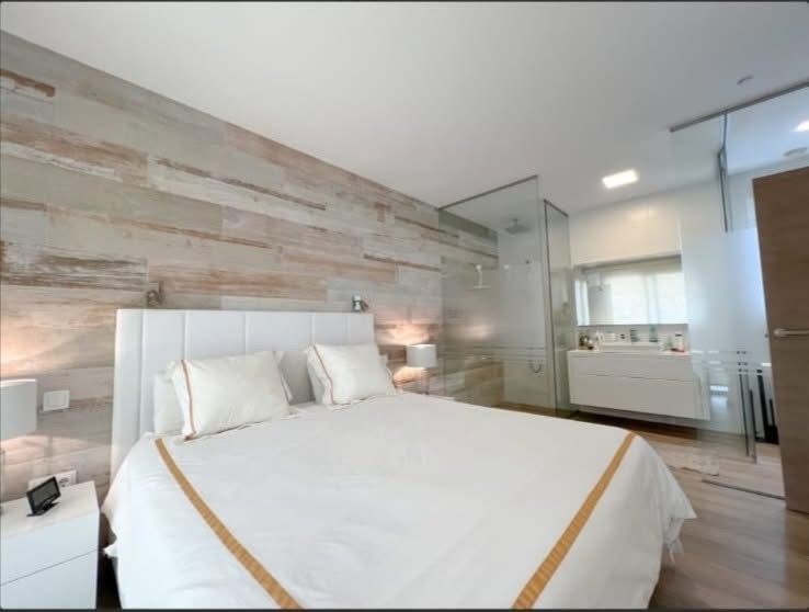 Master bedroom met badkamer